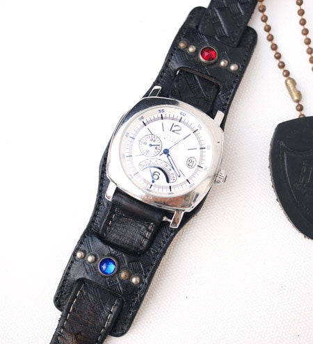 HTC �̎������Î��������͡������å��٥�� Emboss Polis Black Watch Belt  /  RED-BLUE Glass Stone