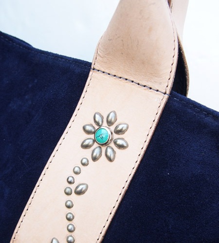 HTC �̎������Î��������� �Хå� ���� Turquoise Flower Studs Suede Tote Bag / Navy��Natural
