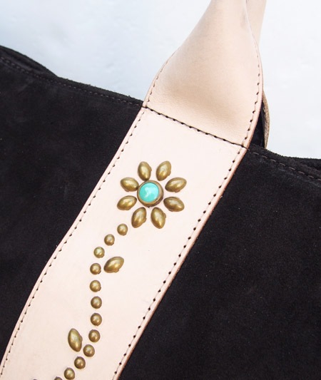 HTC �̎������Î��������� �Хå� ���� Turquoise Flower Studs Suede Tote Bag / Dark Brown��Natural