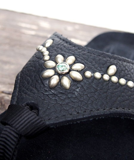 HTC��The Sandalman�ڎ������Î��������ߎ��ݎ��ގَώݡ� ������� ���� Wide Strap Flower Turquoise Studs / Black Suede