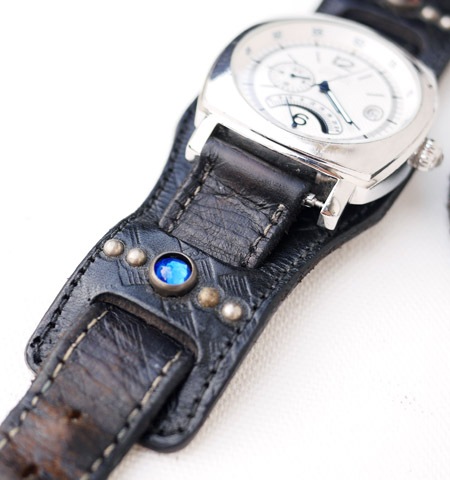 HTC �̎������Î��������͡������å��٥�� Emboss Polis Black Watch Belt  /  RED-BLUE Glass Stone