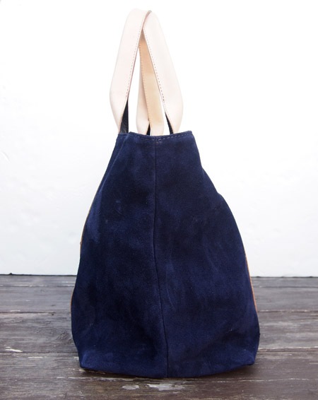 HTC �̎������Î��������� �Хå� ���� Turquoise Flower Studs Suede Tote Bag / Navy��Natural