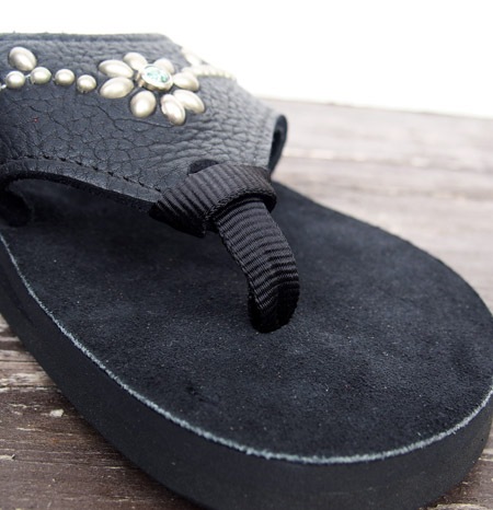HTC��The Sandalman�ڎ������Î��������ߎ��ݎ��ގَώݡ� ������� ���� Wide Strap Flower Turquoise Studs / Black Suede