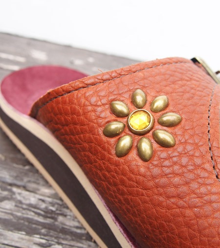 HTC��The Sandalman�ڎ������Î��������ߎ��ݎ��ގَώݡ� ������� ���� Double Buckle Flower Glass Stone Studs / Brown&Navy
