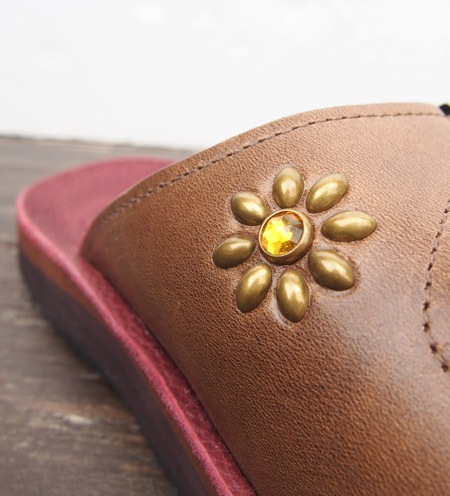 HTC��The Sandalman�ڎ������Î��������ߎ��ݎ��ގَώݡ� ������� ���� Double Buckle Flower Glass Stone Studs / Light Brown&Brown