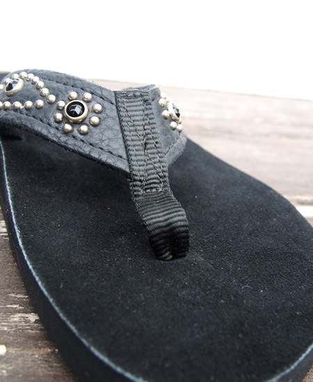HTC��The Sandalman�ڎ������Î��������ߎ��ݎ��ގَώݡ� ������� ���� Narrow Strap Glass Stone Studs / Black Suede