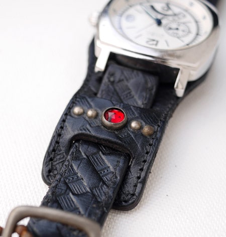 HTC �̎������Î��������͡������å��٥�� Emboss Polis Black Watch Belt  /  RED-BLUE Glass Stone