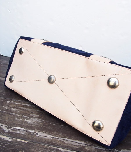 HTC �̎������Î��������� �Хå� ���� Turquoise Flower Studs Suede Tote Bag / Navy��Natural