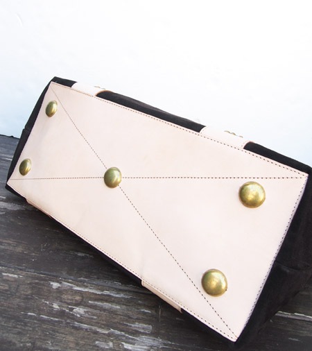 HTC �̎������Î��������� �Хå� ���� Turquoise Flower Studs Suede Tote Bag / Dark Brown��Natural