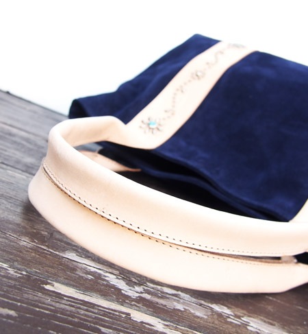 HTC �̎������Î��������� �Хå� ���� Turquoise Flower Studs Suede Tote Bag / Navy��Natural