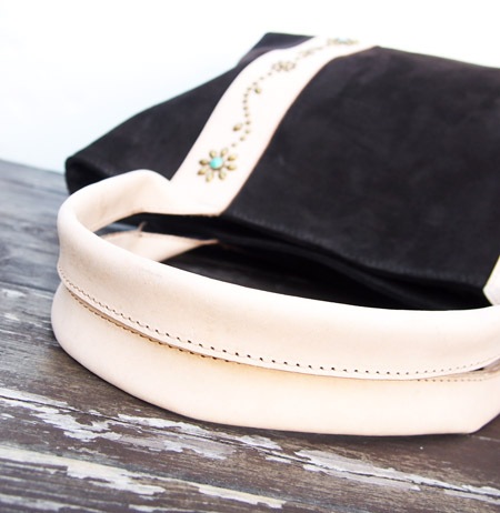 HTC �̎������Î��������� �Хå� ���� Turquoise Flower Studs Suede Tote Bag / Dark Brown��Natural