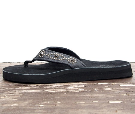HTC��The Sandalman�ڎ������Î��������ߎ��ݎ��ގَώݡ� ������� ���� Narrow Strap Glass Stone Studs / Black Suede