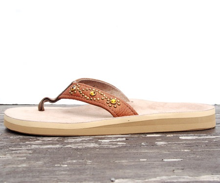 HTC��The Sandalman�ڎ������Î��������ߎ��ݎ��ގَώݡ� ������� ���� Narrow Strap Glass Stone Studs / Natural Suede