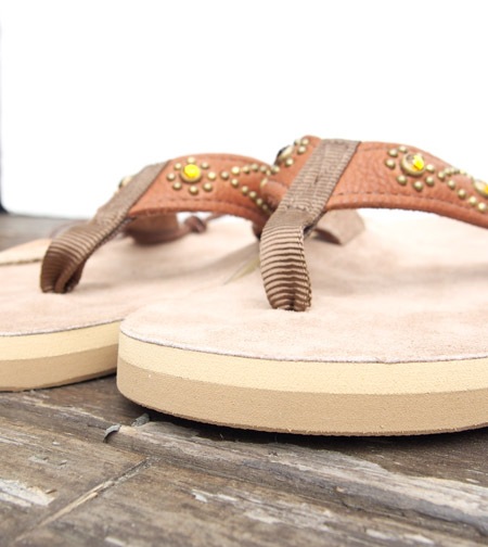 HTC��The Sandalman�ڎ������Î��������ߎ��ݎ��ގَώݡ� ������� ���� Narrow Strap Glass Stone Studs / Natural Suede