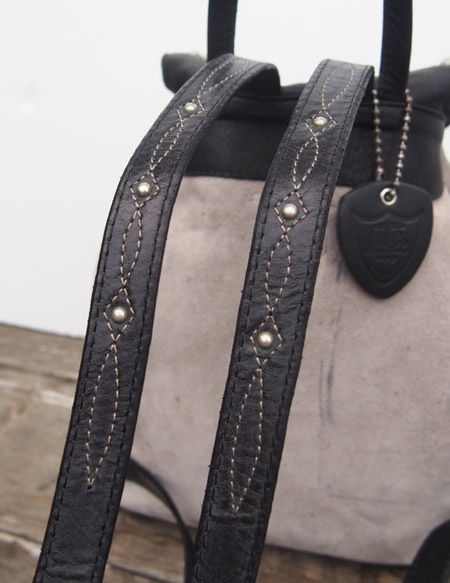 HTC �̎������Î��������͡��Хå� ����Turquoise Flower Suede Backpack / Navy��Dk Brown
