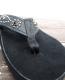 HTC��The Sandalman�ڎ������Î��������ߎ��ݎ��ގَώݡ� ������� ���� Narrow Strap Glass Stone Studs / Black Suede