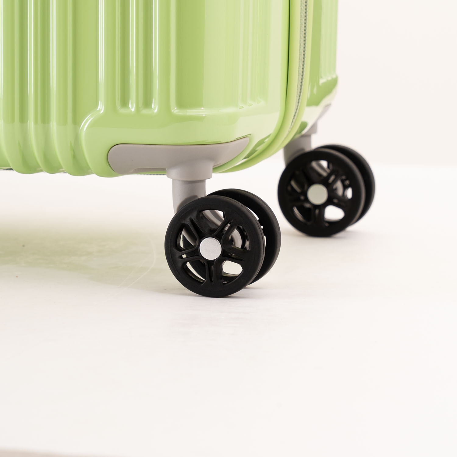 マジカルイスにジッパータイプが登場！重さ3.3kgの超軽量キャリー