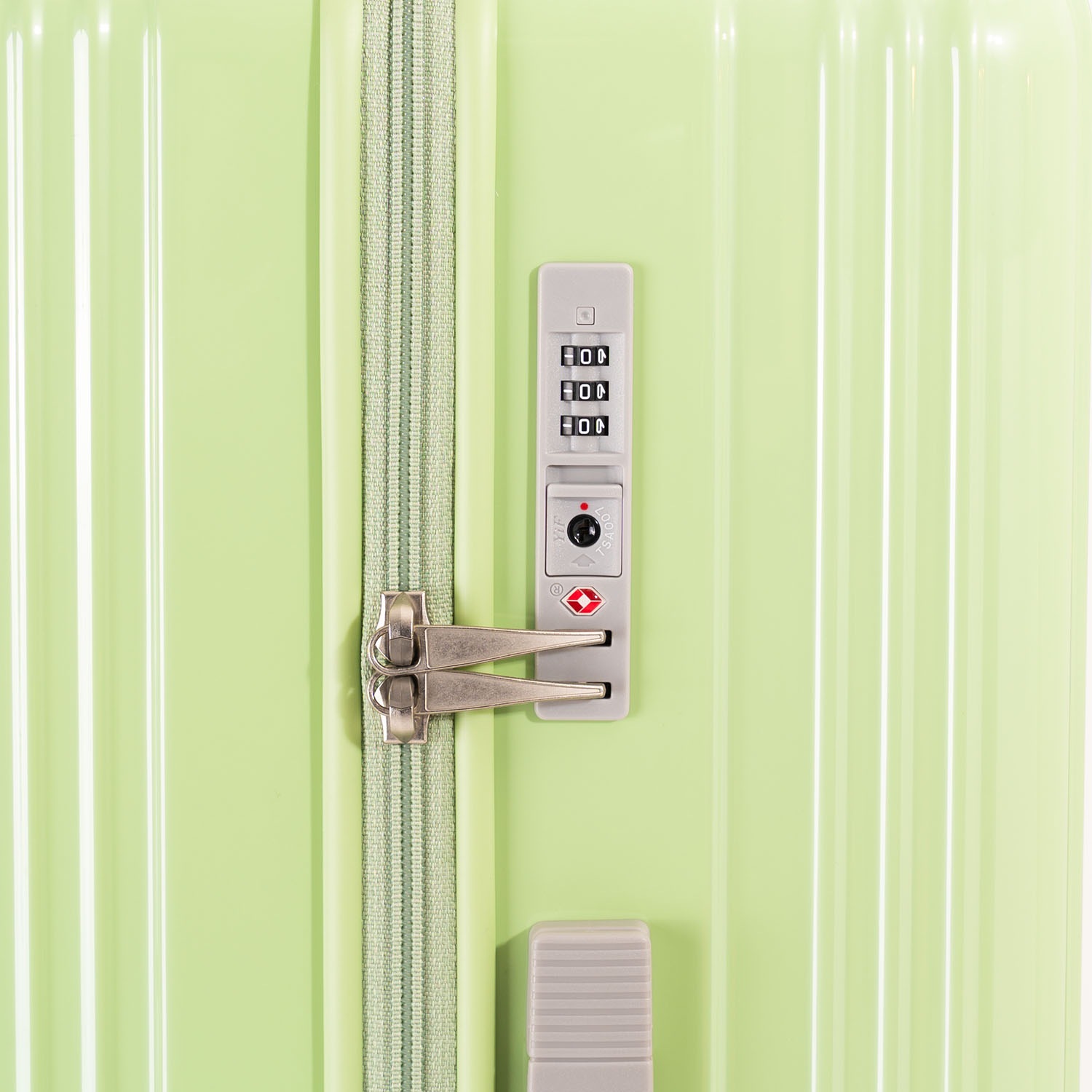 マジカルイスにジッパータイプが登場！重さ3.3kgの超軽量キャリー