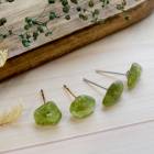 ペリドット 天然石 さざれ石 スタッドピアス 突き刺し型 シリコンキャッチ付き レディース アクセサリー おしゃれ ジュエリー プレゼント 8月誕生石 透明感 グリーン 上品 カジュアル フォーマル 