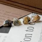 ヘマタイトインルチル スタッドピアス 突き刺し型 さざれ ピアス アクセサリー 金運 ギフト 両耳 上品 誕生日 パワーストーン ヘタマイト ルチルクォーツ プレゼント カジュアル フォーマル 高品質