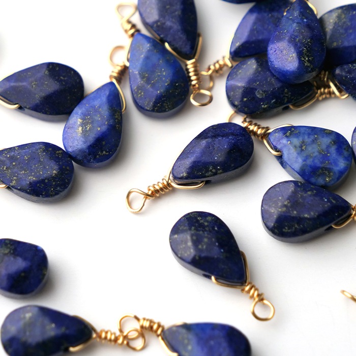 ラピスラズリ形が素敵なカービングピアスチャーム ラピスラズリ形が素敵なカービングピアスチャーム