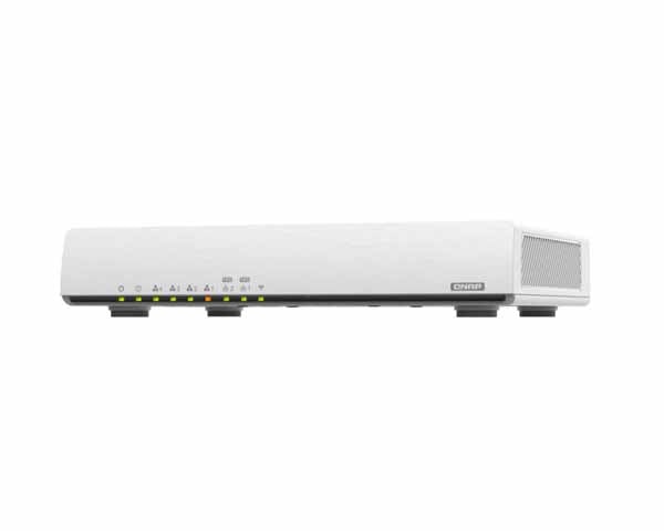 QNAP Wi-Fi 6デュアルポート10GbE SD-WANルーター｜QHORA-301W
