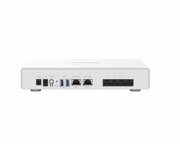 QNAP Wi-Fi 6デュアルポート10GbE SD-WANルーター｜QHORA-301W