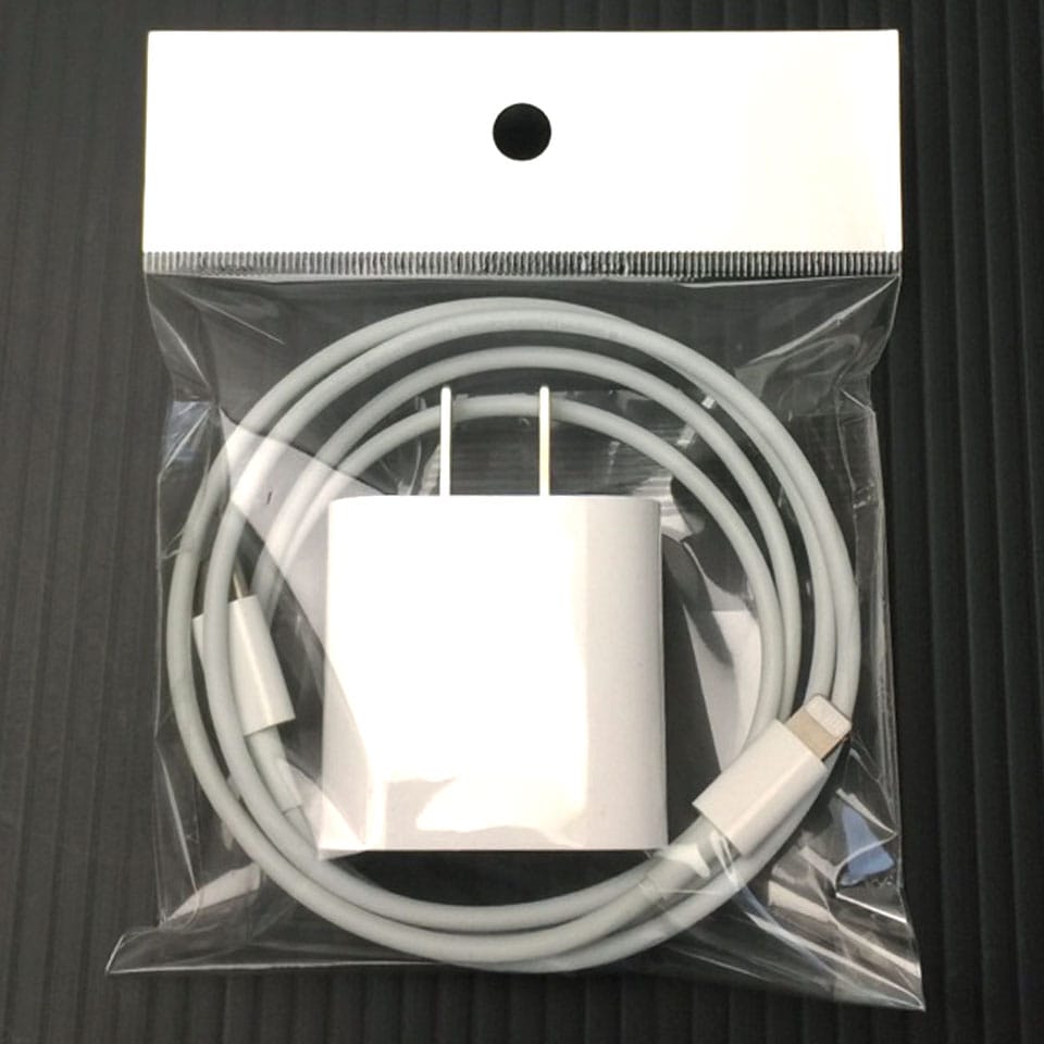 純正品を賢く揃える。Apple 20W USB-Cアダプタ＆Lightningケーブル