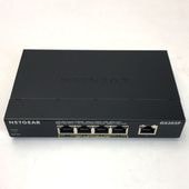 【お宝発掘市！】 NETGEAR ギガビット5ポート アンマネージド エッセンシャルスイッチ GS305P [SBA01056][中古周辺機器][外装：Aランク 動作：Aランク]
