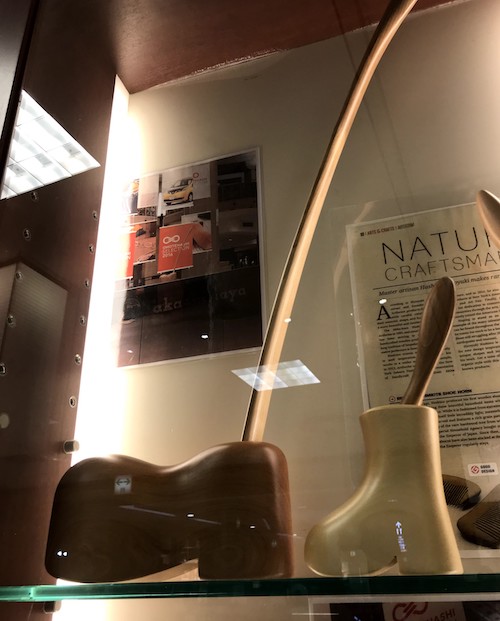 タカシマヤ新宿店での作品紹介の写真です。シューズのみで約１．３キログラムの重さです。