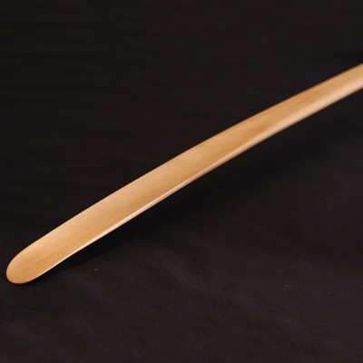 靴ベラの先は薄く滑らかな仕上がりにしております。
重ねて靴ベラの先の幅は一寸二分、３６ミリ以内に製作しております。
これが４０年以上作り続けての靴を傷めない寸法です。