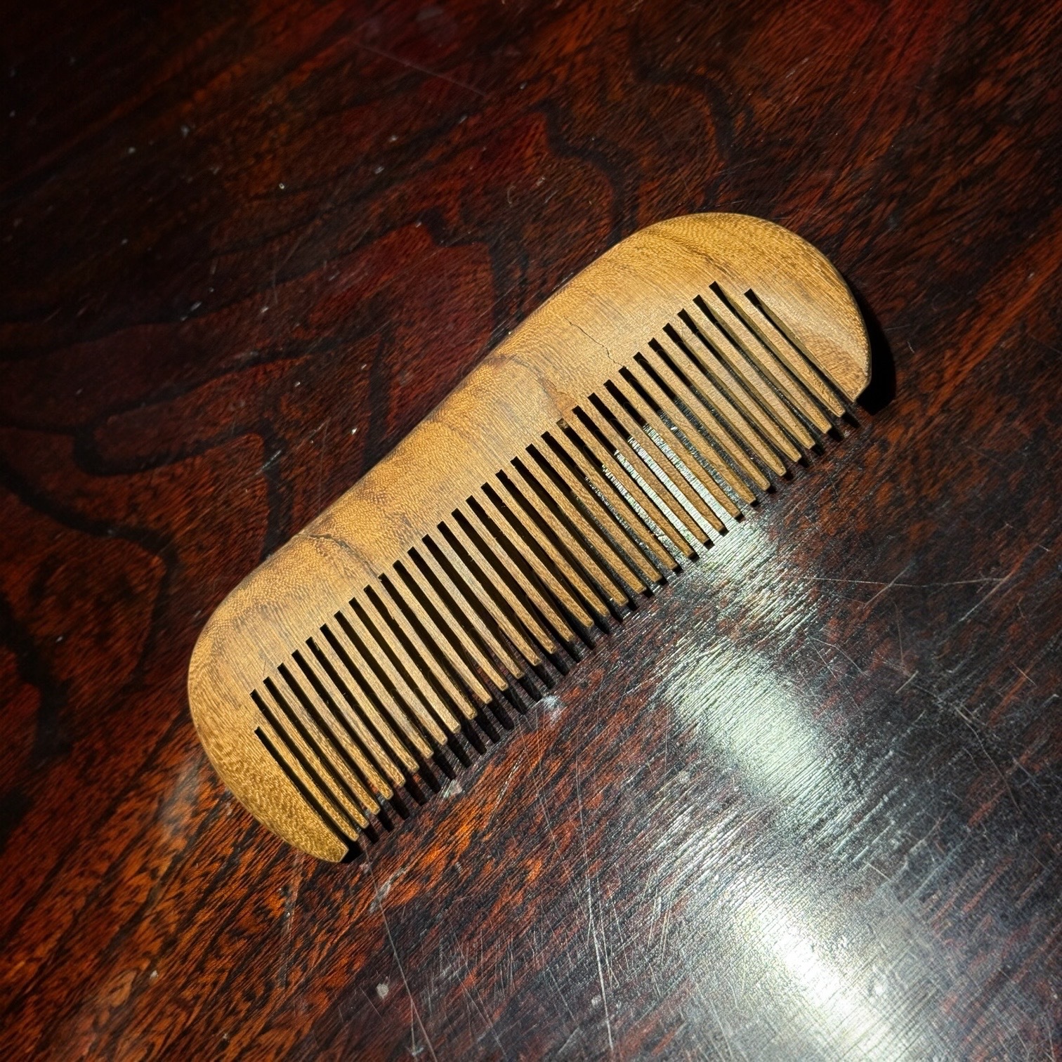 【橋野秘蔵コレクション究極の櫛】沈香 香木 削りだし ひねり髪すき CITES有 超高級 香る香木のくし 重さ約0.04kg サイズ 最大幅13.5cm 奥行5cm 厚み約1.5cm ベトナム産 【受注生産】