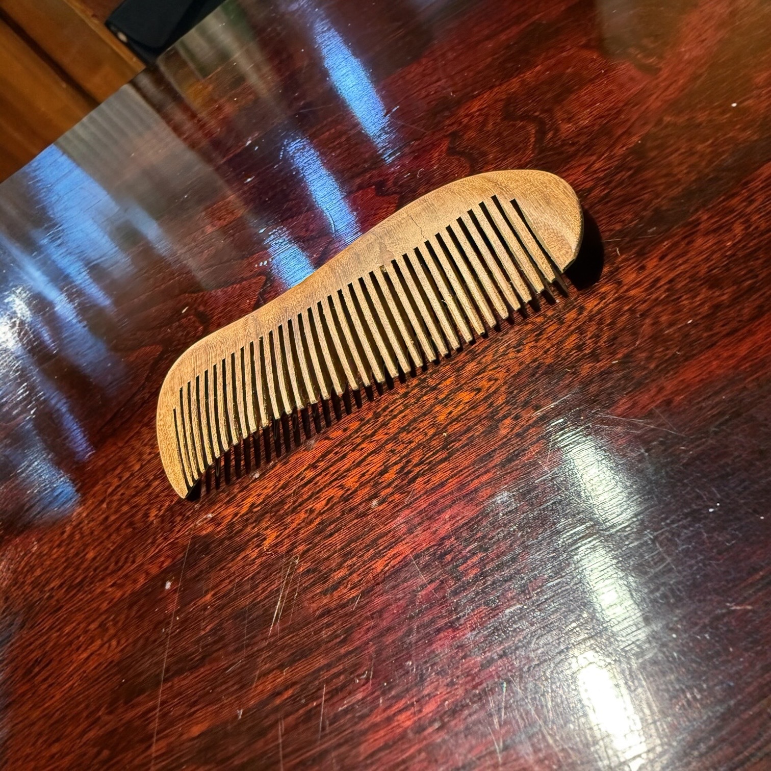 【橋野秘蔵コレクション究極の櫛】沈香 香木 削りだし ひねり髪すき CITES有 超高級 香る香木のくし 重さ約0.04kg サイズ 最大幅13.5cm 奥行5cm 厚み約1.5cm ベトナム産 【受注生産】