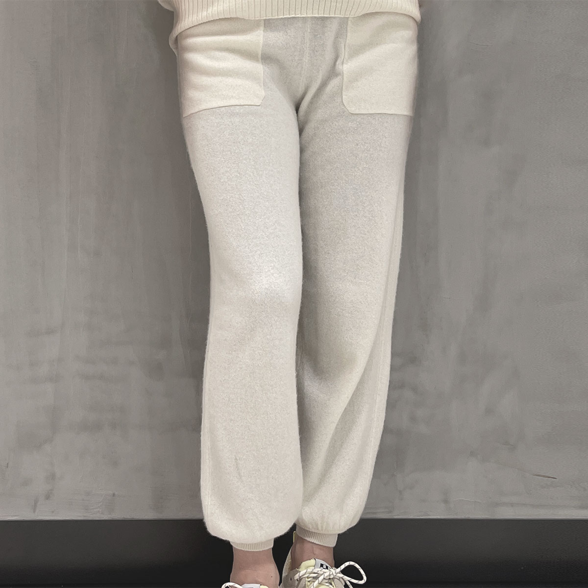 MAXMARA カシミヤロゴジョガーパンツ Sサイズ ベージュ 白タグ 351023488_11.jpg