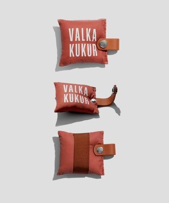 ESS PILLOW TAG Cinnamon - BROWN|VALKA KUKUR|BRAND
