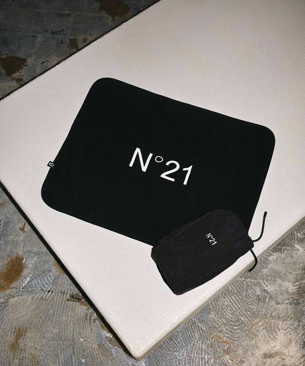 【N21】 CAFE MAT - BLACK