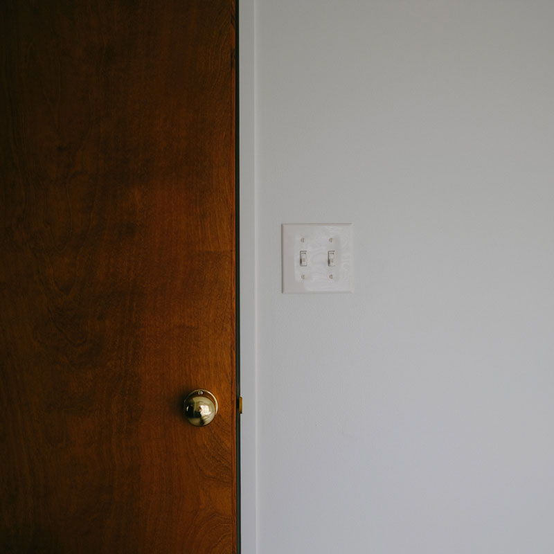 TOGGLE SWITCH PLATE-WHITE