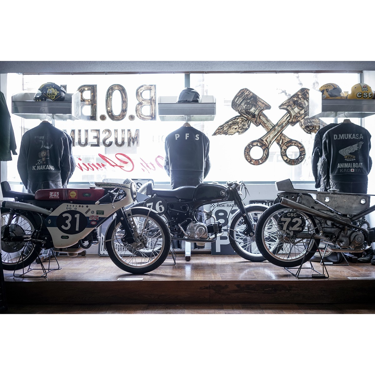 �ڥ���ץ��ʡ��������HELMET SHELF STAND