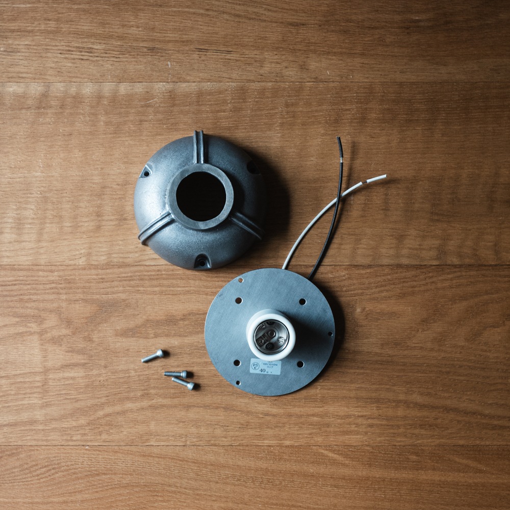 CAST ALUMINUM LAMP