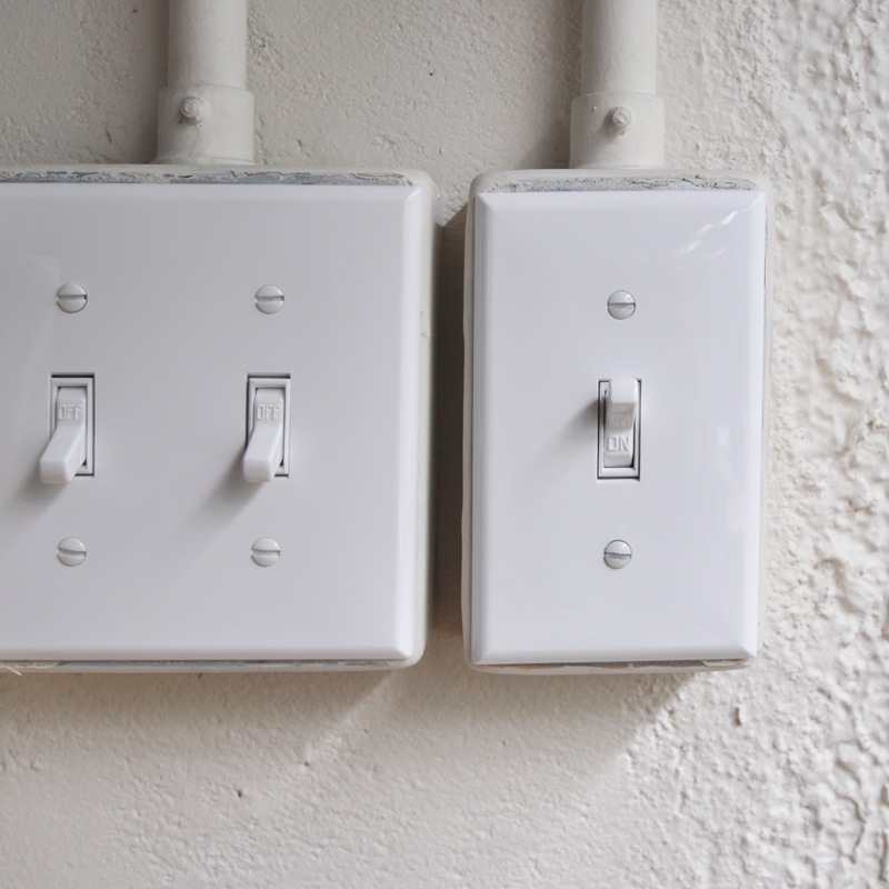 TOGGLE SWITCH PLATE-WHITE