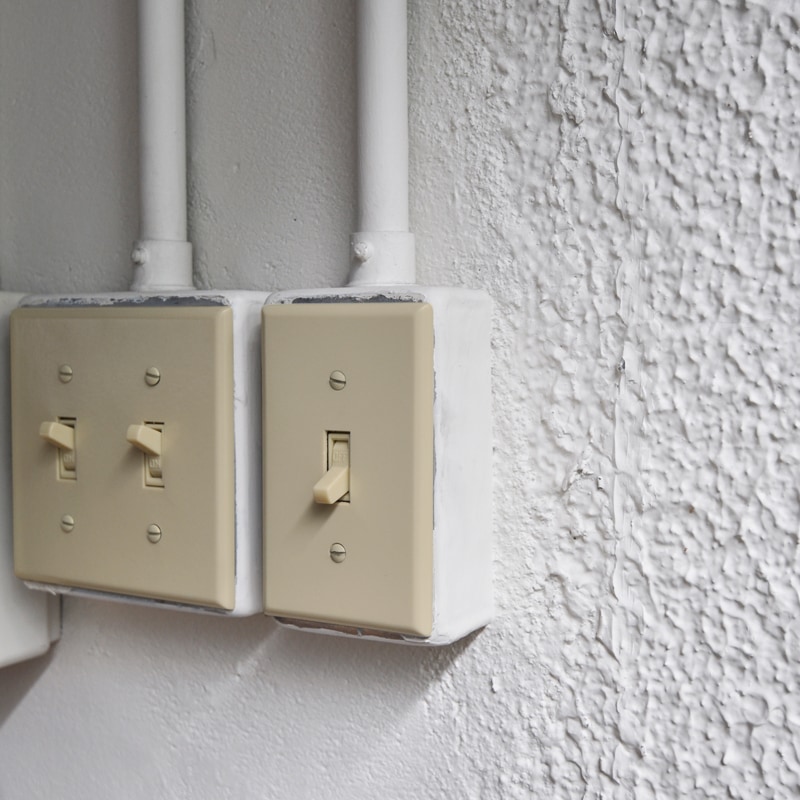 TOGGLE SWITCH PLATE��-��IVORY