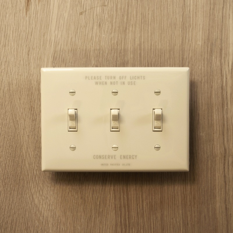 SAVE ENERGY   TOGGLE SWITCH PLATE - IVORY