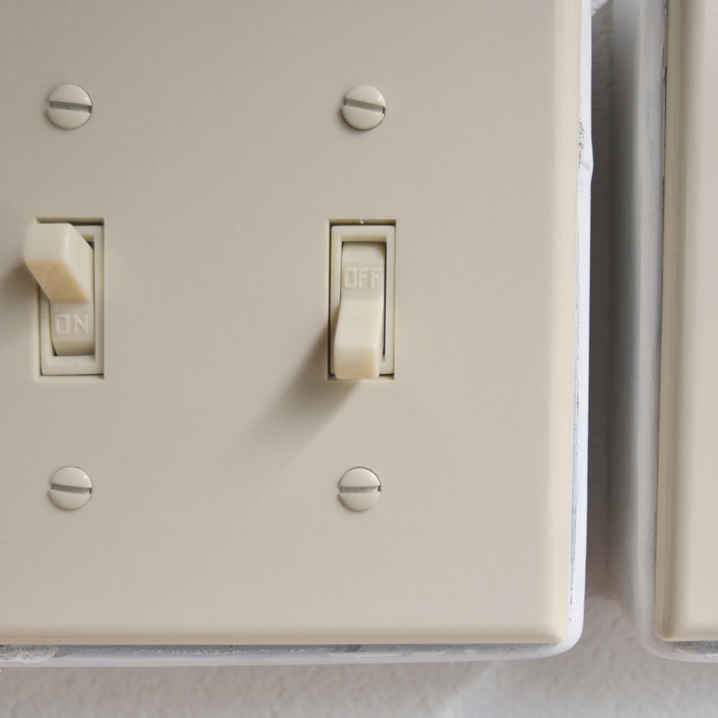 TOGGLE SWITCH PLATE-ALMOND