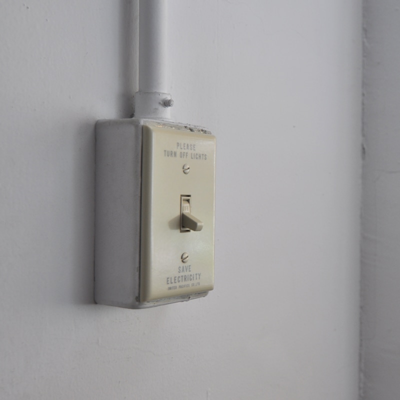 SAVE ENERGY   TOGGLE SWITCH PLATE - IVORY