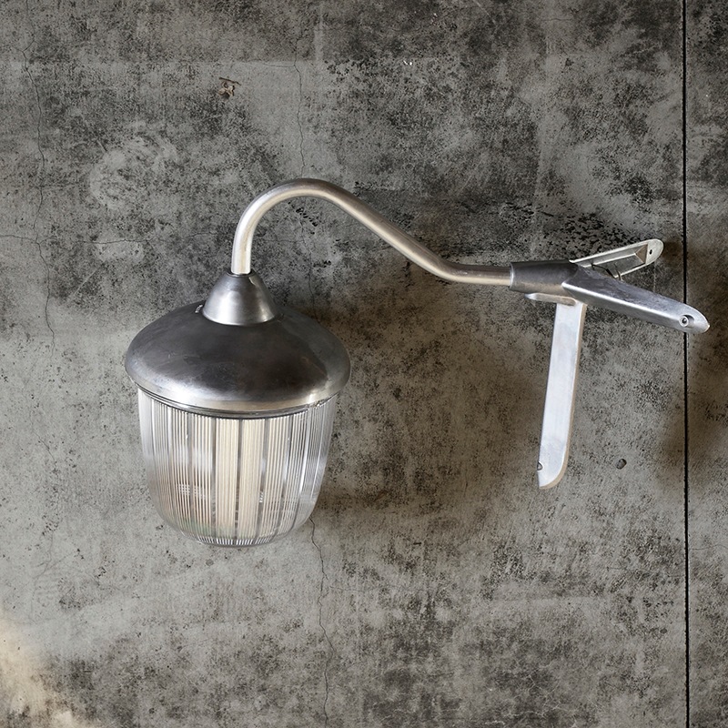 THPG CAST ALUMINIUM LAMP LARGE