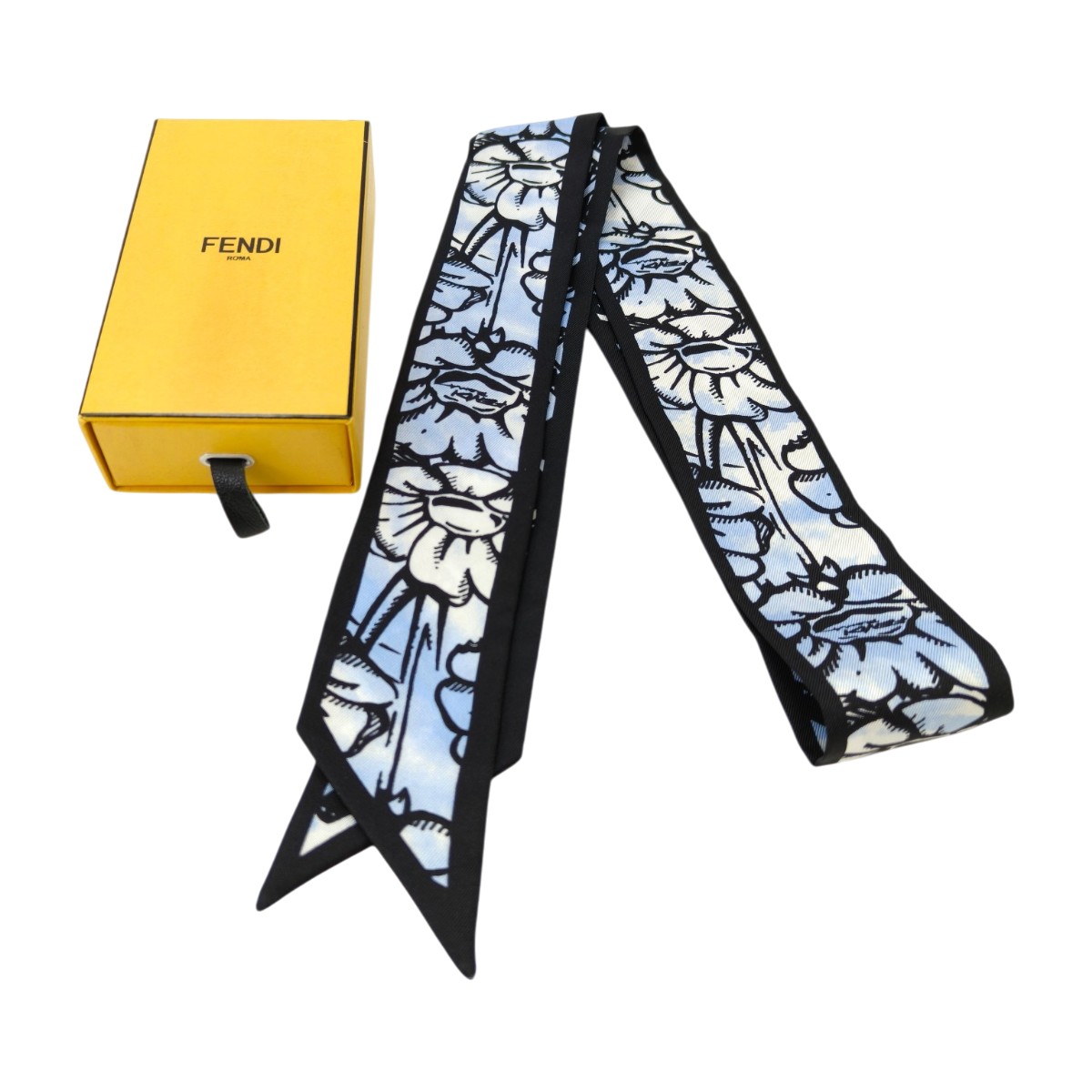 [美品] ヴィンテージ　FENDI スカーフ　シルク　紺　花柄　絹　フェンディ 美品] ヴィンテージ FENDI スカーフ シルク 紺 花柄 絹 フェンディ