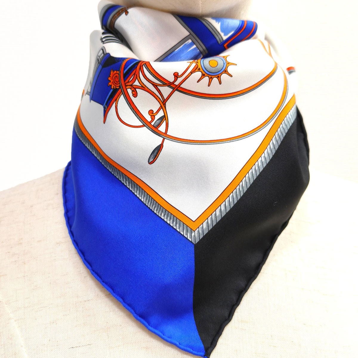 HERMES エルメス カレ90 LES VOITURES A TRANSFORMATION 変身する