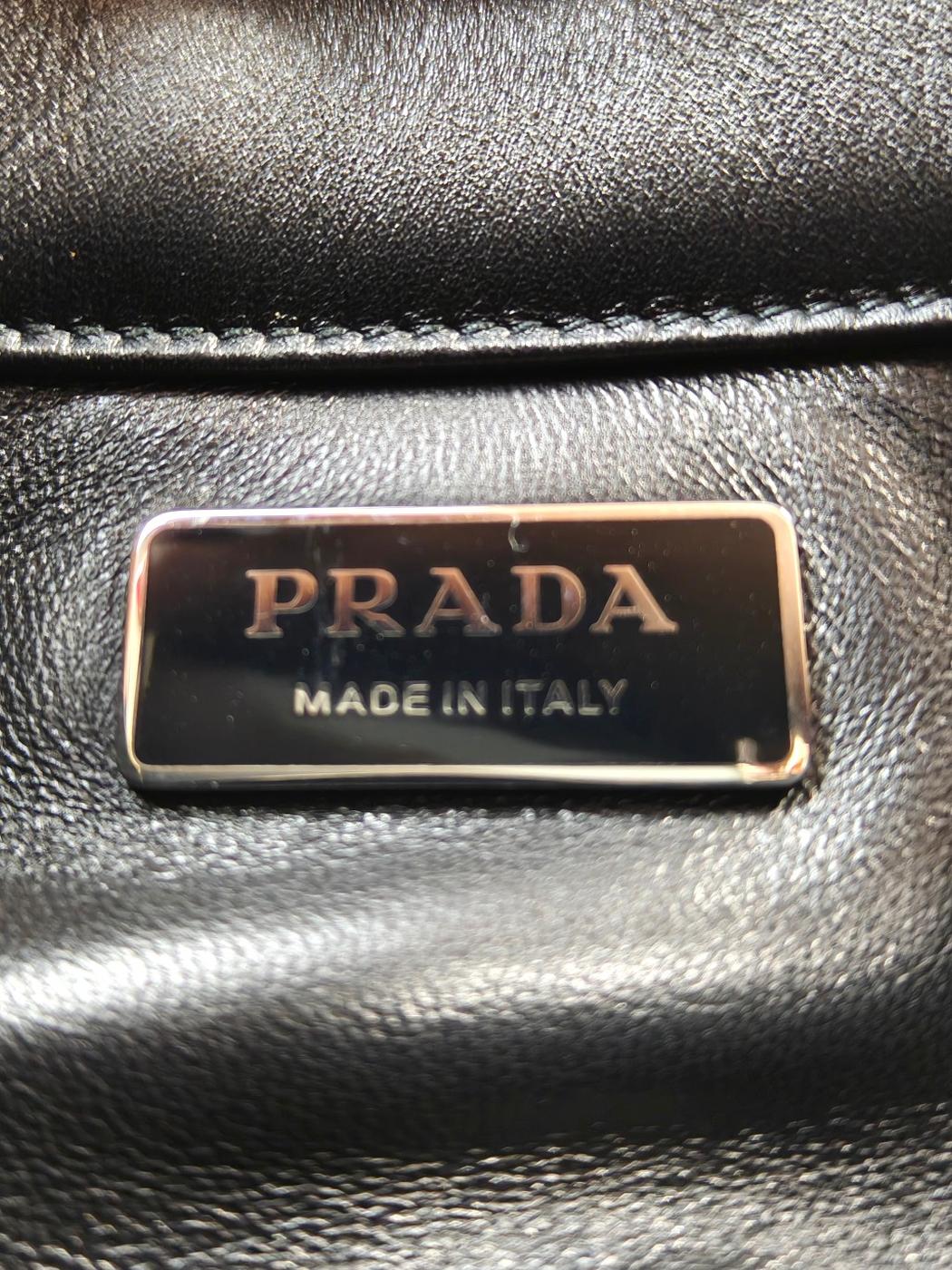 PRADA �ץ�� �쥶�� �ȡ��ȥХå� ��󥷥����� �֥�å� �����ֹ桧11325