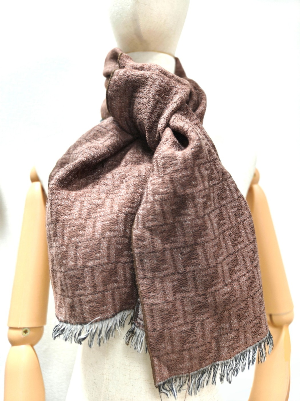 FENDI フェンディ FFロゴ ズッカ柄 マフラー ストール グレー系 FENDI フェンディ FFロゴ ズッカ柄 マフラー ストール グレー系 FENDI