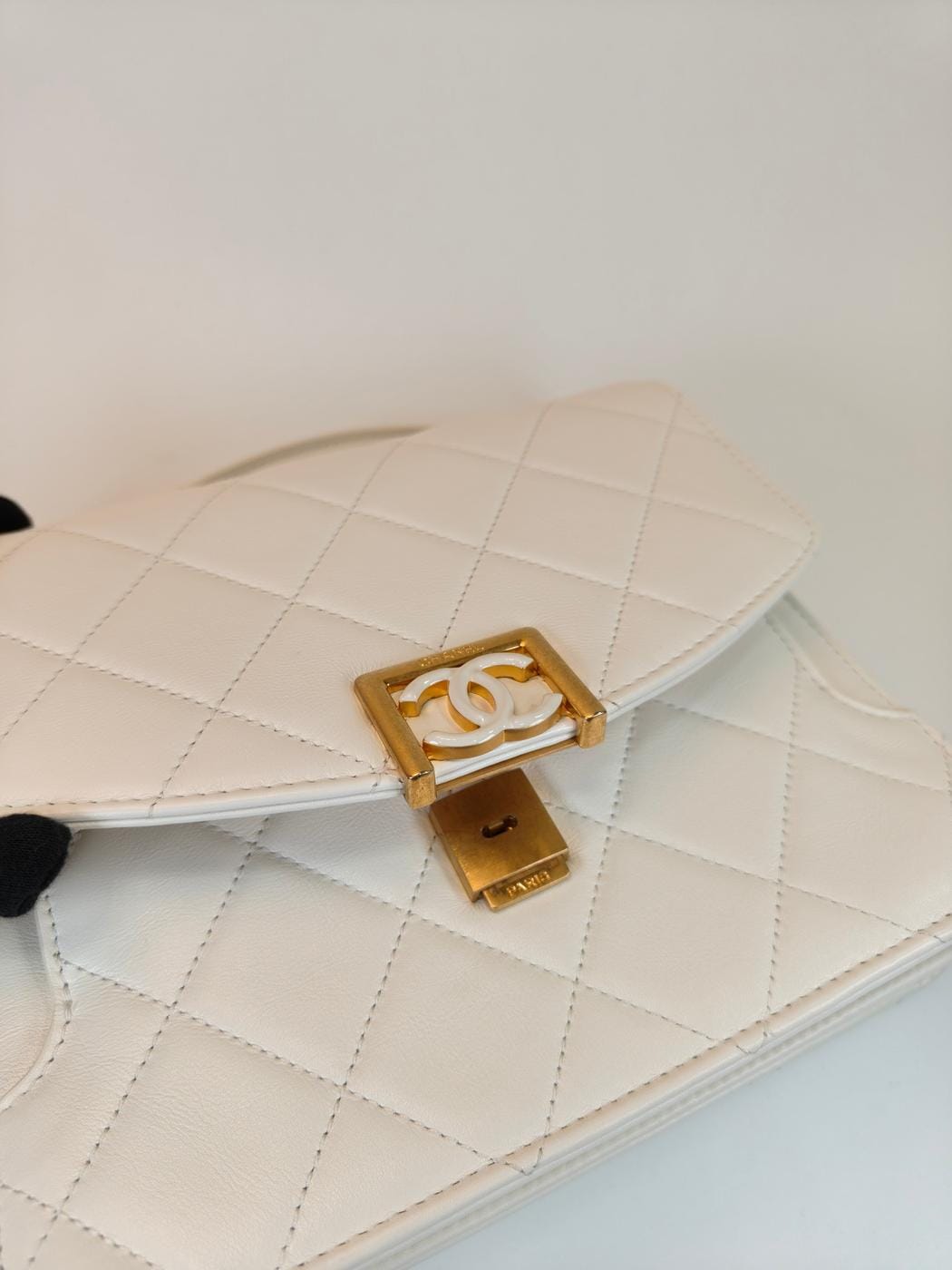 CHANEL ����ͥ� �ޥȥ�å� �ȥåץϥ�ɥ� �������󥷥������Хå� �ۥ磻�� �����ֹ桧10764